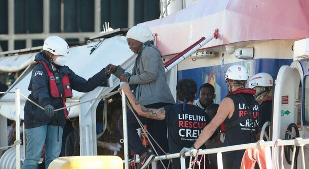 Navi migranti, la Rise Above è arrivata al porto di Reggio Calabria