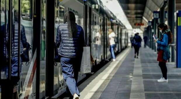 Violentata sul treno regionale, arrestato un pendolare 36enne egiziano. «Colpevole anche l'uomo che ha visto e se ne è andato»