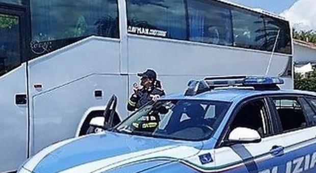 Ancona, una presunta foto non autorizzata e scoppia la rissa sull'autobus: serve la polizia per placare due uomini