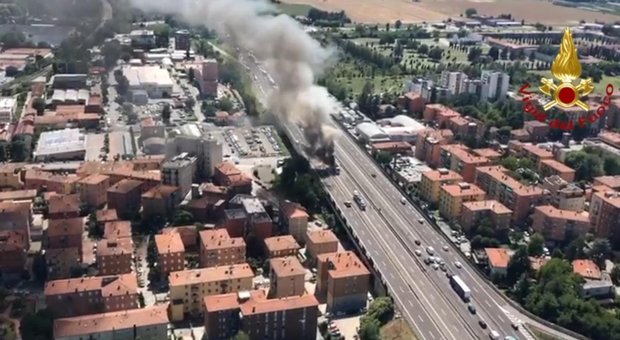 immagine Due camion si incendiano a Borgo Panigale, A14 chiusa. Un autista muore carbonizzato

 