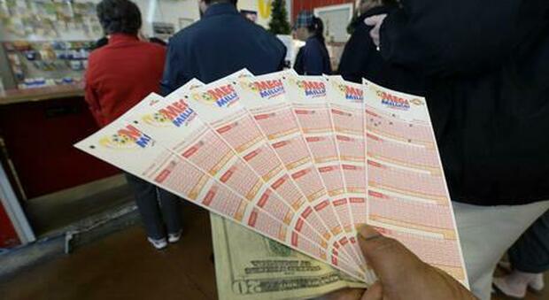 Un uomo vince oltre 55 milioni di dollari alla lotteria ma li nasconde alla sua famiglia per dieci anni