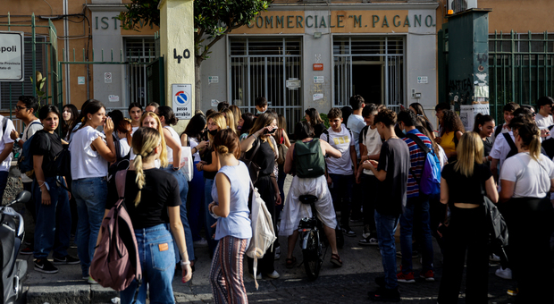 Covid in Campania, 4.889 casi e sei morti: l'indice di contagio al 24,21%, in calo i ricoveri