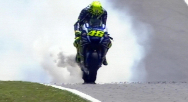 Il motore della Yamaha di Valentino Rossi va in fumo al Mugello
