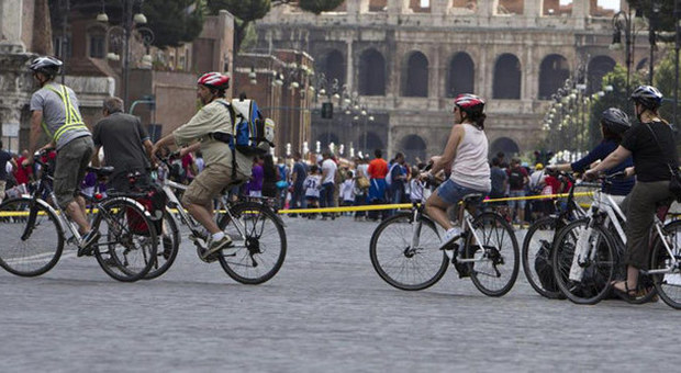 Biciclette nel centro della Capitale: l'uso di questo mezzo è sempre più diffuso anche per la crisi economia