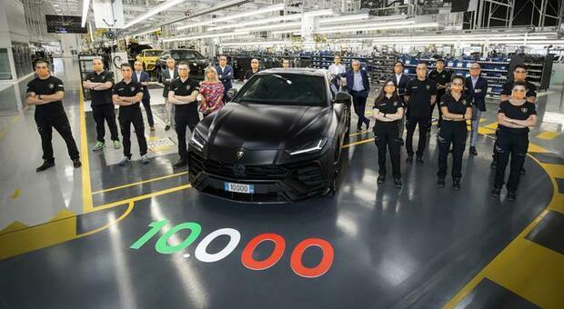 L'Urus numero 10mila festeggiato nella fabbrica Lamborghini