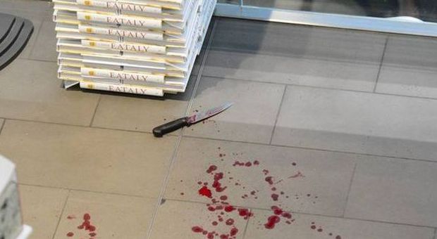 Roma, paura da Eataly: dipendente armato di coltello aggredisce i clienti e ferisce uno chef e un cameriere