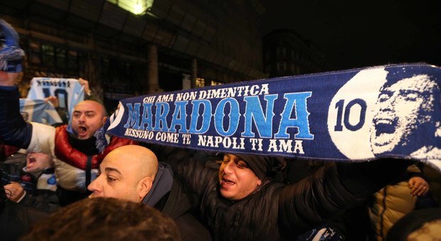 «Tre volte 10», Maradona al San Carlo monologo di Lanzetta: «Il Re è tornato»