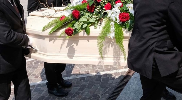 Il figlio prova a bloccare il funerale della madre: caos davanti alla chiesa