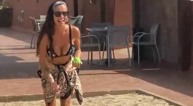 Antonella Mosetti posta le foto mentre gioca a bocce in spiaggia, i fan si scatenano con i commenti