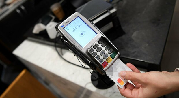 Pos come bancomat, sarà possibile prelevare contanti in negozi e tabaccai: la nuova misura in manovra