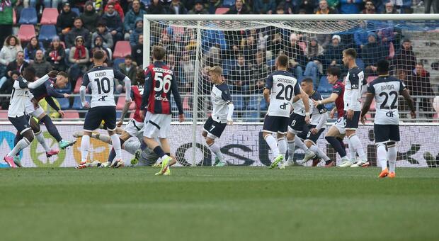 Il gol dell'1-0 del Bologna segnato da Bekeuma