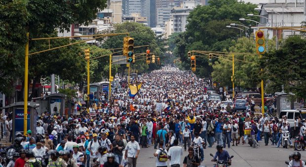Venezuela, dilaga la protesta contro Maduro: l'opposizione blocca tutte le autostrade