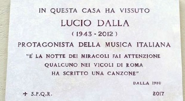 Roma, a Trastevere una targa in memoria di Lucio Dalla. Venditti: un grande romano