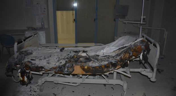 Prende fuoco il letto di un paziente Evacuato il reparto all'ospedale di Torrette