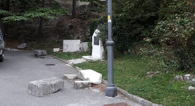 Vandalismo al Parco della Rimembranza, il vice sindaco: «Delinquenti bastardi»