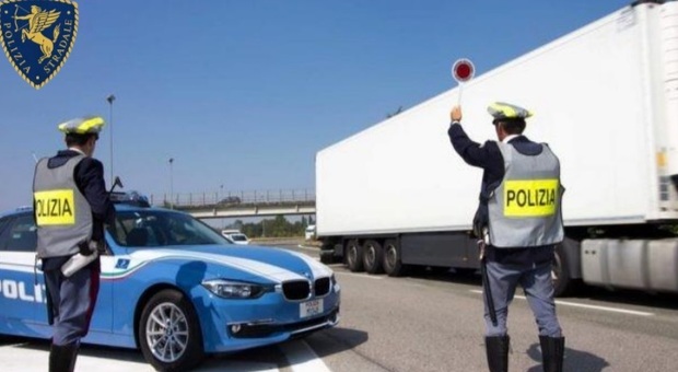 Camionista scoperto alla guida del tir senza patente: 5mila euro di multa