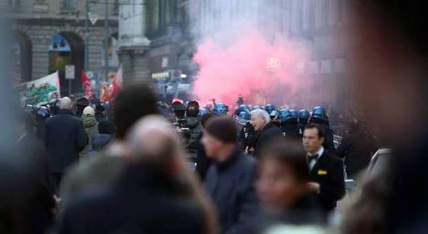Tensione alla Scala: la polizia carica gli antagonisti dei centri sociali
