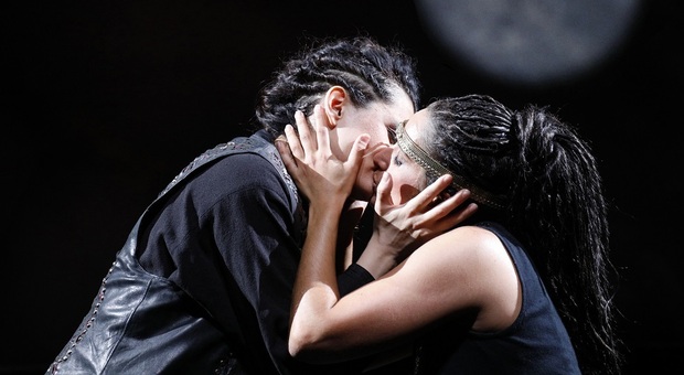 Sara Blanch (Zenobia) e Raffaella Lupinacci (Arsace) in Aureliano in Palmira, regia di Mario Martone