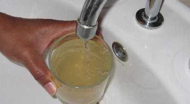 Bevono acqua inquinata dal rubinetto: un morto e 586 persone ricoverate