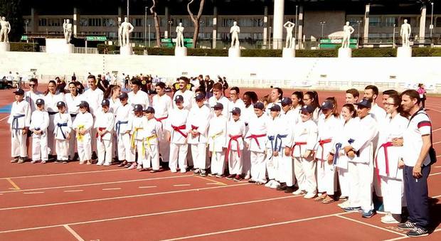 Un gruppo di atleti della Tomari Te Karate Aprilia