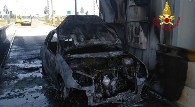 L'auto distrutta dalle fiamme al casello di Noventa