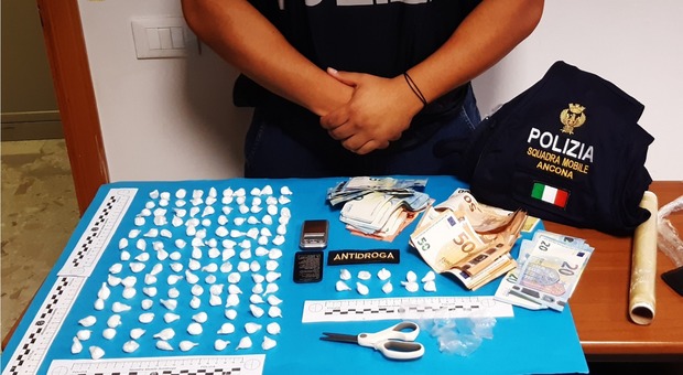 La coca nascosta dietro il water, i soldi tra la carta igienica: arrestato pusher di 27 anni a Marina di Montemarciano dopo settimane di indagini