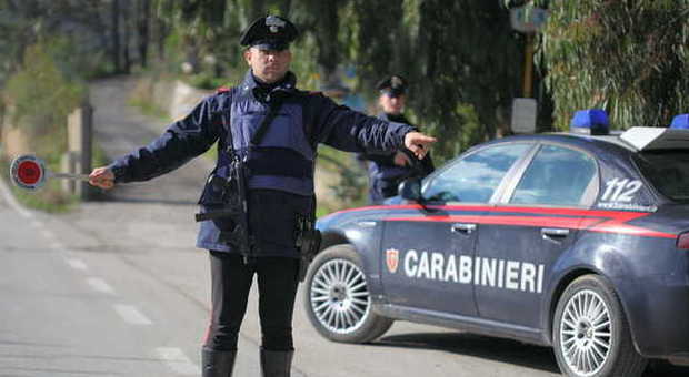 Carabinieri fermano un'auto, ladri a bordo: scoppia un putiferio