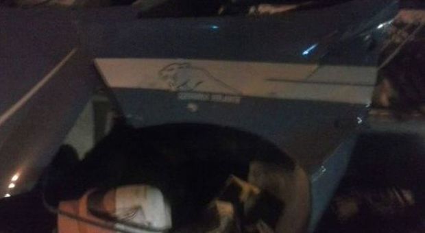 Roma, rogo a Salone con i rottami di un'auto della polizia