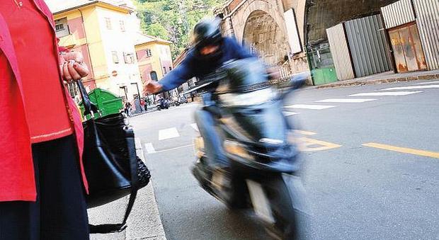 Roma, ottantenne scippata e trascinata per terra da due uomini in moto: ricoverata con il femore rotto