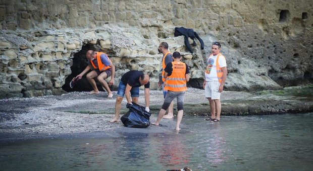 I disoccupati ripuliscono la spiaggetta di Castel dell'Ovo