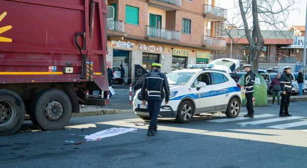 Roma, camion rifiuti Ama investe e uccide anziano: Autista indagato per omicidio stradale
