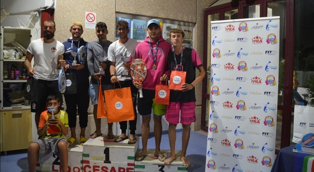 La premiazione del doppio maschile ai campionati regionali assoluti di beach tennis