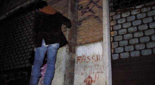Roma, bloccato writer-vandalo: stava di nuovo imbrattando serrande e muri su via Merulana