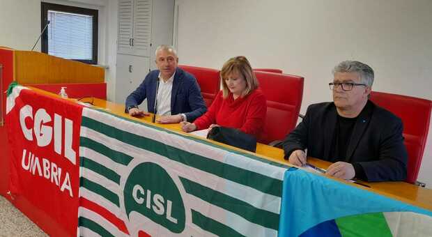 I segretari regionali dei sindacati. Da sinistra Manzotti (Cisl), Paggio (Cgil) e Molinari (Uil)