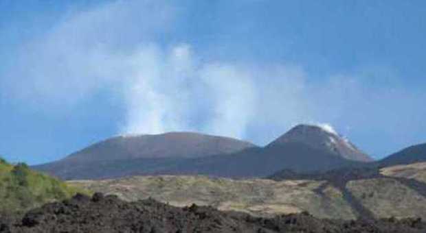 Etna, il vulcano si risveglia: fontane di lava e colonna di cenere alta chilometri