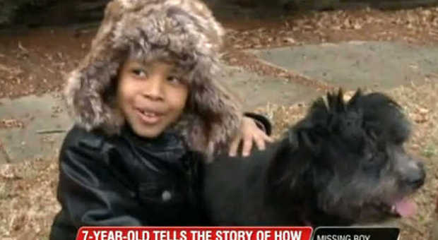 Cagnolino salva dal freddo un bambino di 7 anni