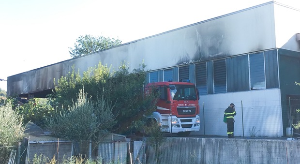 Montelabbate, mobilificio devastato dalle fiamme: distrutto il magazzino