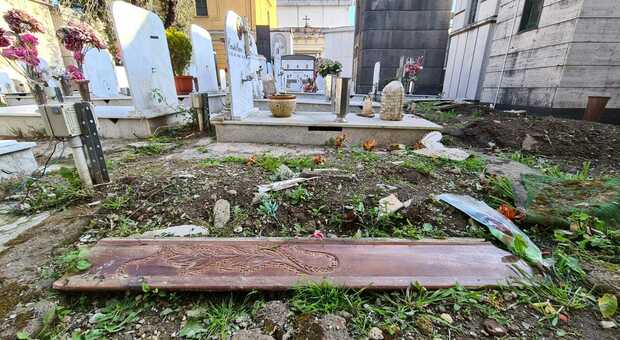 Degrado a Napoli: dopo il taglio dell'erba emergono gli orrori nel cimitero di Miano