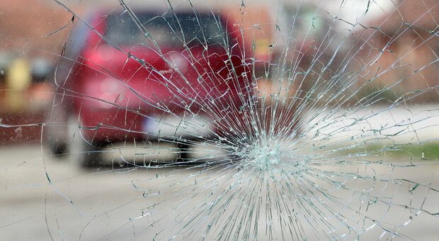 Avellino, neonato bloccato in auto: i carabinieri rompono il vetro e lo salvano