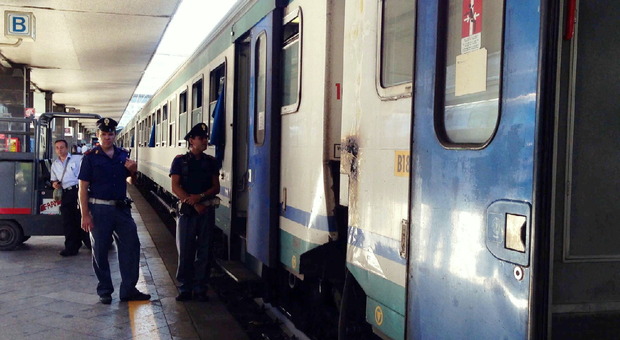 Violentata sul treno regionale a Milano, arrestato un 36enne: prima le aveva chiesto informazioni, poi l'ha aggredita