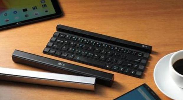 Arriva la nuova tastiera che si arrotola in tasca: ​l'idea di LG per smartphone e tablet