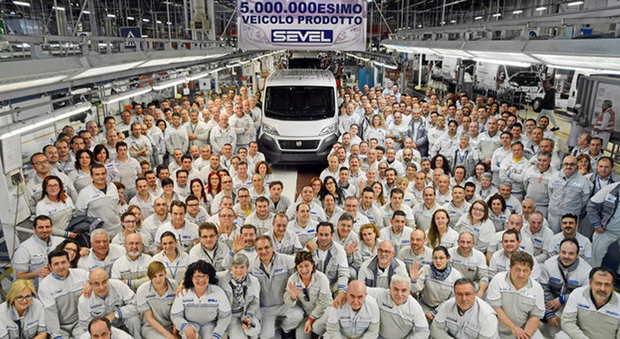 Il sito industriale Sevel, joint venture paritetica tra FCA e PSA-Peugeot Citroën, è la più grande fabbrica europea per la produzione di veicoli commerciali leggeri