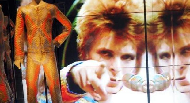 David Bowie oltre la musica in mostra oggetti e vestiti