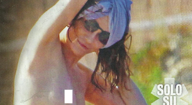 Francesca Neri sirenetta in bikini: topless a 54 anni al mare col marito Claudio Amendola