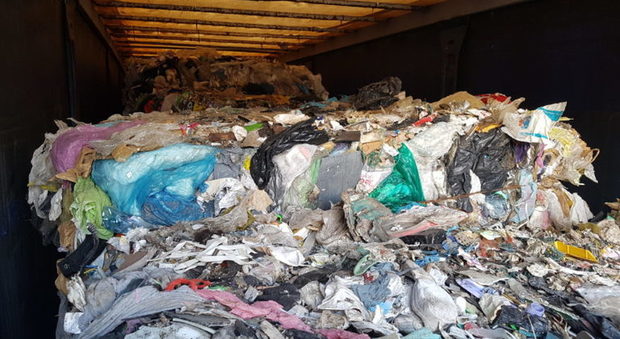 Commercio abusivo di rifiuti, trovato camion carico di spazzatura