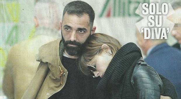 Alessandra Amoroso e il fidanzato Stefano Pezzopane all'aeroporto di Fiumicino