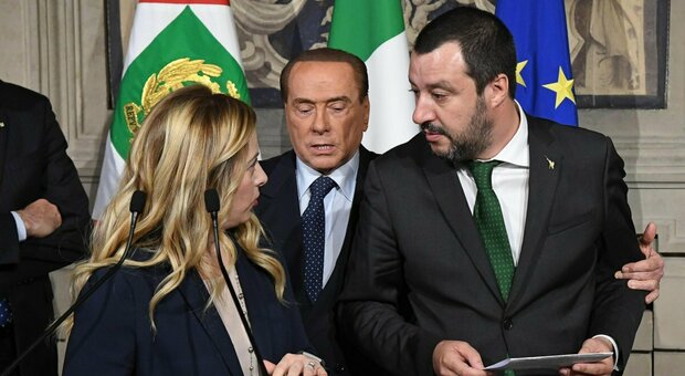 Perché Berlusconi ha vinto (per ora) il braccio di ferro con Salvini e Meloni