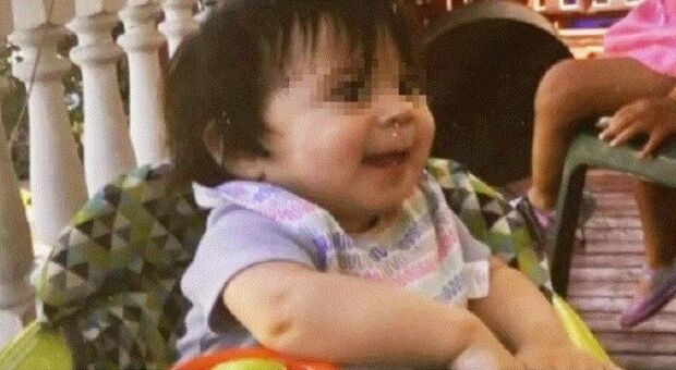 Bambina di 16 mesi morta di stenti, abbandonata 10 giorni a casa da sola mentre la mamma era in vacanza: choc in Usa
