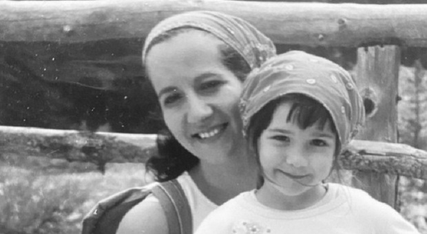 Elena Cecchettin posta la foto commovente di Giulia bambina in braccio a mamma Monica: «Abbracciatevi anche per me»