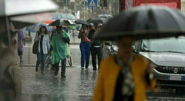 Meteo, previsioni di allerta maltempo in mezza Italia: pioggia, grandine, vento e pericolo fulmini dal Veneto alla Calabria. Chiusi parchi e pontili, ecco dove